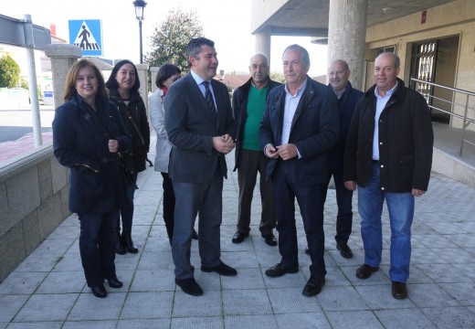 O alcalde de Touro solicita ao novo delegado da Xunta na Coruña, Ovidio Rodeiro, apoio para rematar a senda peatonal da AC-240 e investimento para o CPI Fonte Díaz e para saneamento nas parroquias